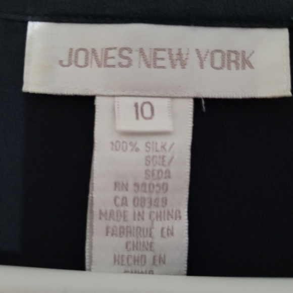 Jones New York Women’s Size Medium Black Silk Short Sleeve Button Down Blouse - Picture 4 of 12